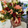 Aranjament floral Uca310 XXL - trandafiri, minirose, skimia, vanda, eucalipt, mix green, leucadendron, helleborus