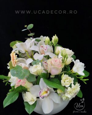 Aranjament floral Uca255  trandafiri, orhidee cymbidium, gerbera pomponi, eustoma, eucalipt, fresia, mix green