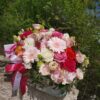 Aranjament floral Uca225 - trandafiri, gerbera, minigerbera, eustoma, ranunculus, helleborus, minirose, eucalipt, mix green
