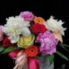 Aranjament floral Uca200 – vas ceramic etno D19H16cm, paeonia mix, trandafiri, minirose, gerbera, gerbera piccolini, salal, mix green