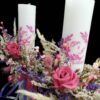 Lumanari de cununie Uca250 – handmade, personalizate manual cu intialele si data evenimentului, parfumate, H30cm, diametrul 4,5cm, trandafiri criogenati, plante uscate – 2 buc.